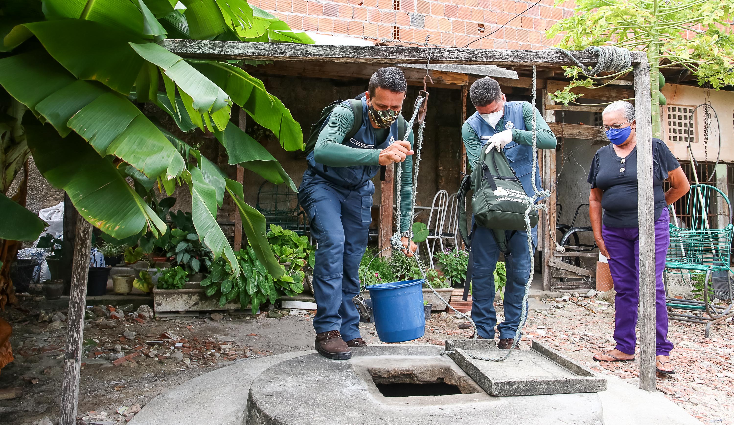 agentes de endemias inspecionam uma cacimba